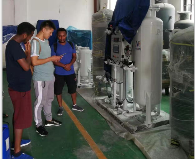 Clientes etíopes vienen a nuestra empresa para inspeccionar el generador de oxígeno.